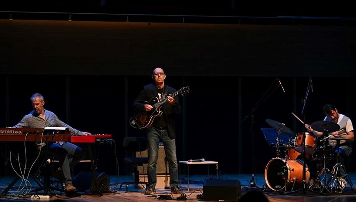 İtalyan gitarist Zeppetella İzmir Avrupa Caz Festivali'nde konser verdi