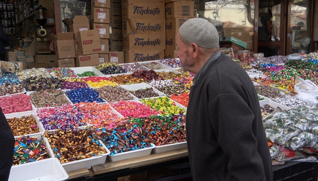 Çeşit çeşit şeker ve kolonyalar tezgahta