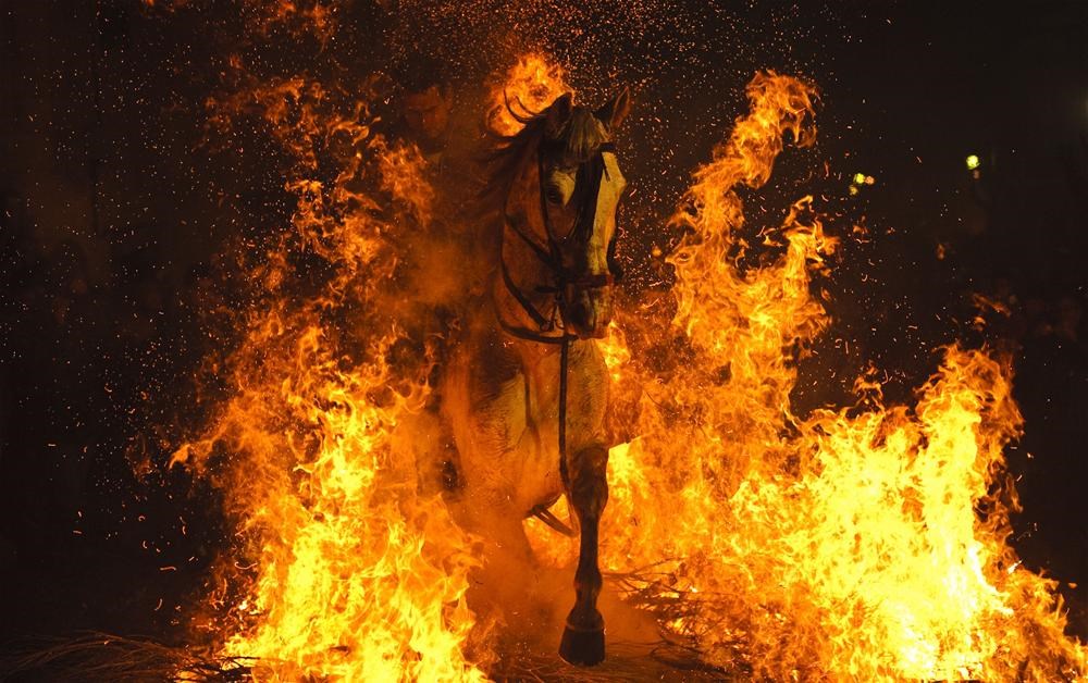 Человек гори в огне. Человек огонь. Человек в огне Эстетика. Горящий огонь.