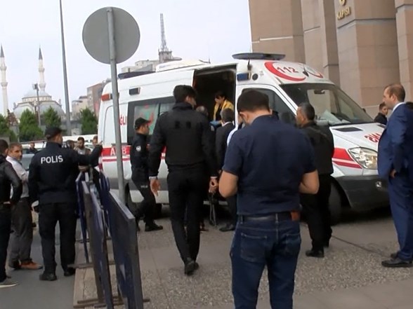 caglayan adliyesi onunde bicakli kavga