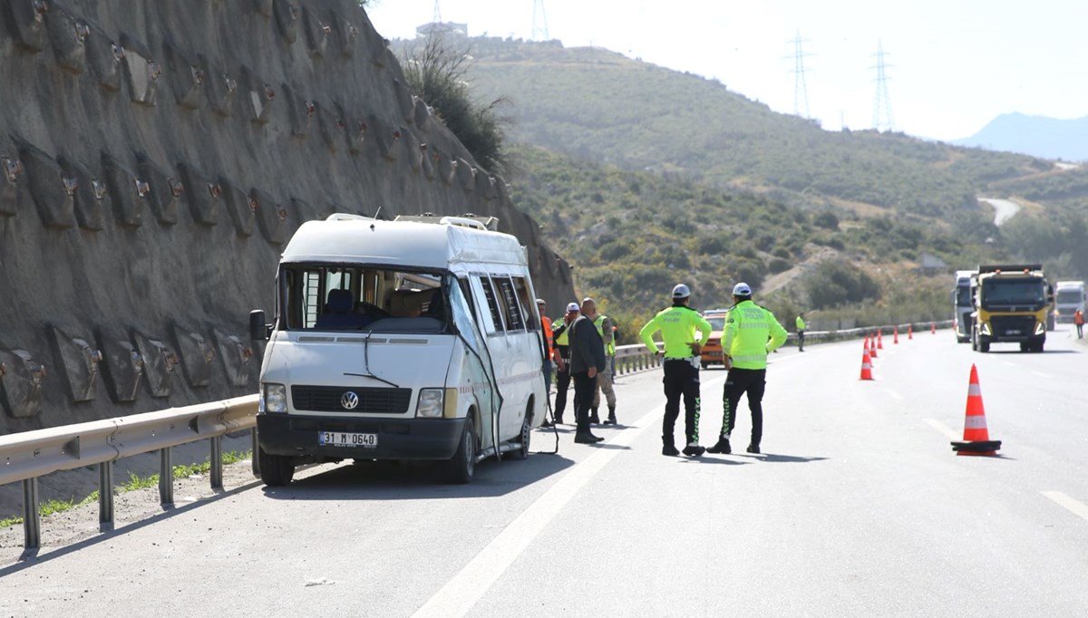 Seyir halindeki minibüsün lastiği patladı: 12 yaralı Seyir halindeki minibüsün lastiği patladı: 12 yaralı