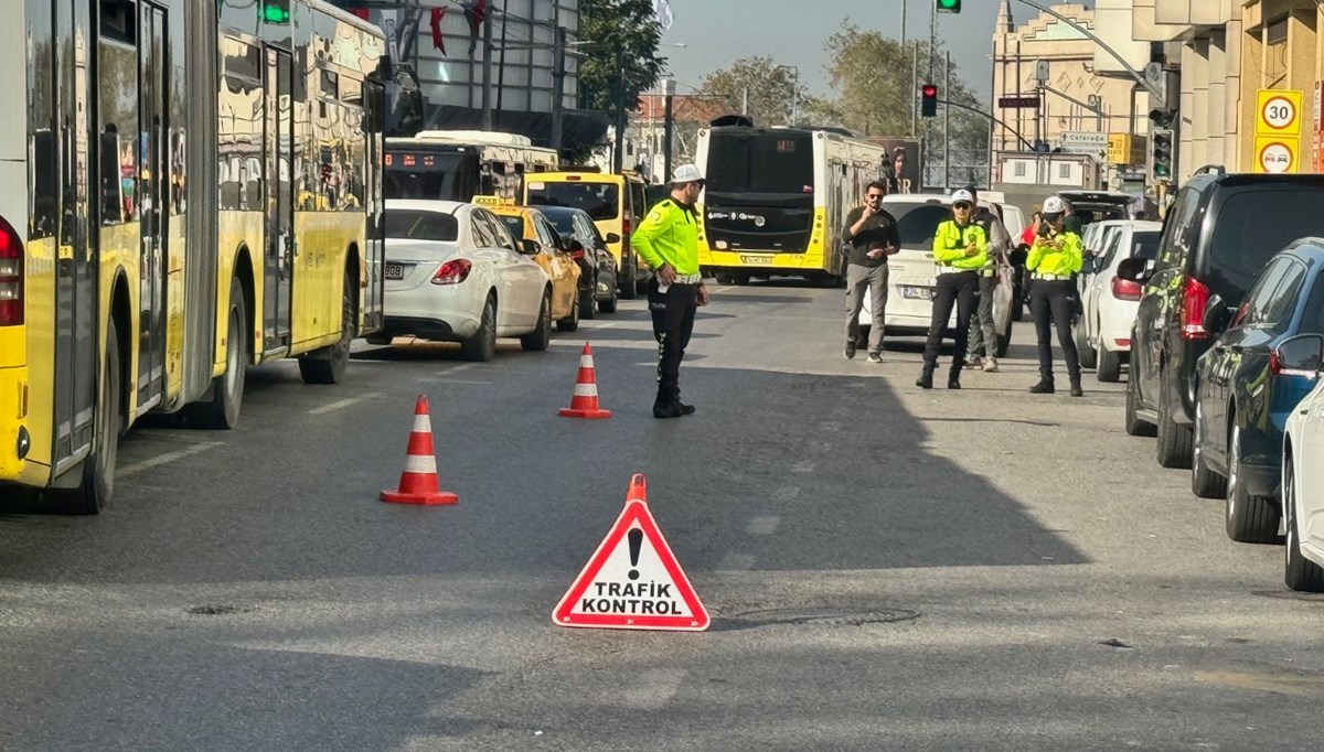 Kadıköy'de yayalara yol vermeyen sürücülere ceza