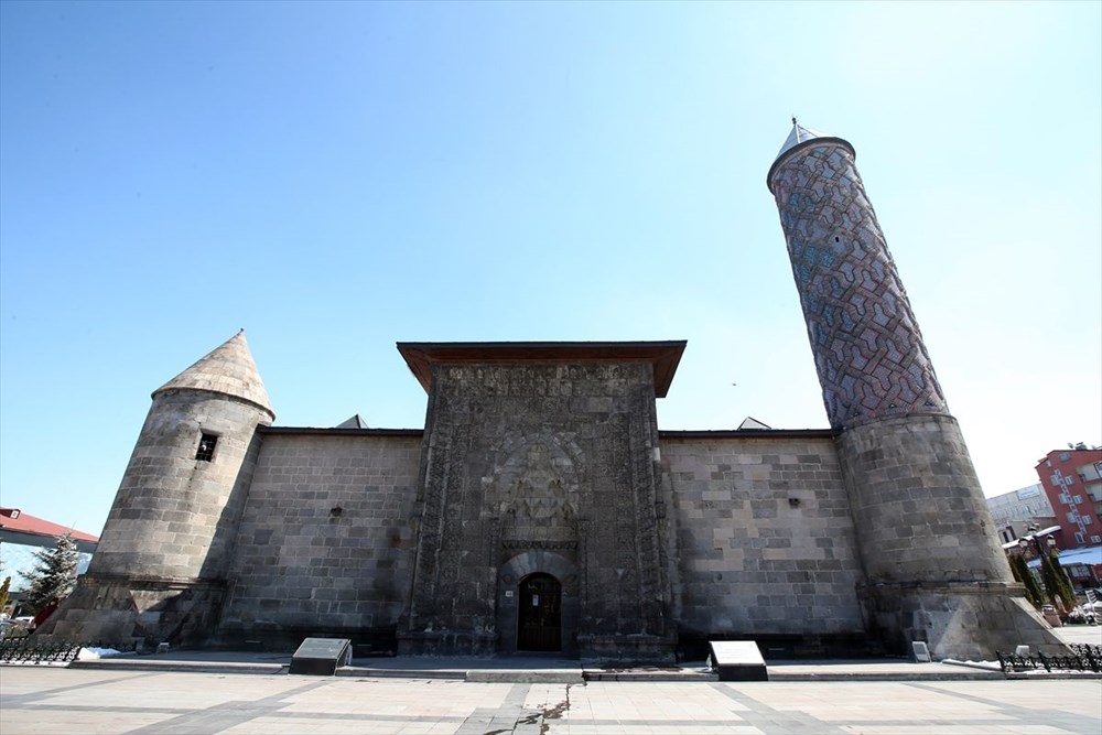 Erzurum yüzlerce yıllık yapılarıyla ziyaretçilerini tarihi yolculuğa çıkarıyor - 21