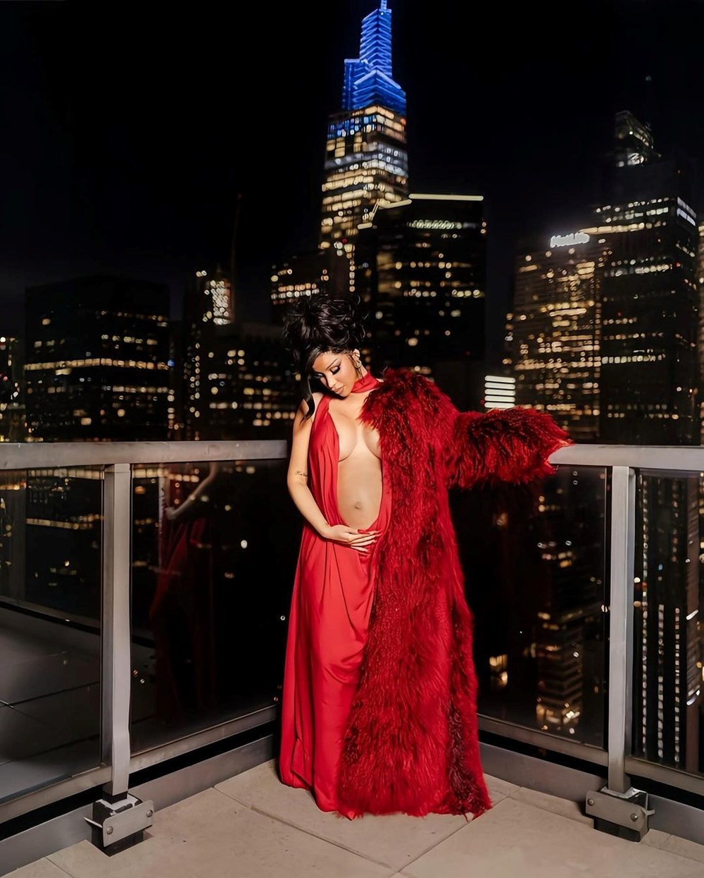 Üçüncü kez anne olmaya hazırlanan Cardi B'den karnı burnunda yeni poz - 2
