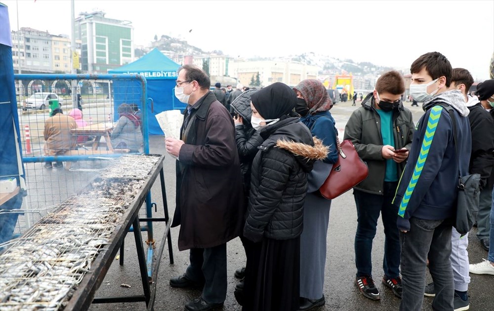 Rize'de üç günde ayıklanan 2,5 ton hamsi festivalde iki saatte tüketildi - 8