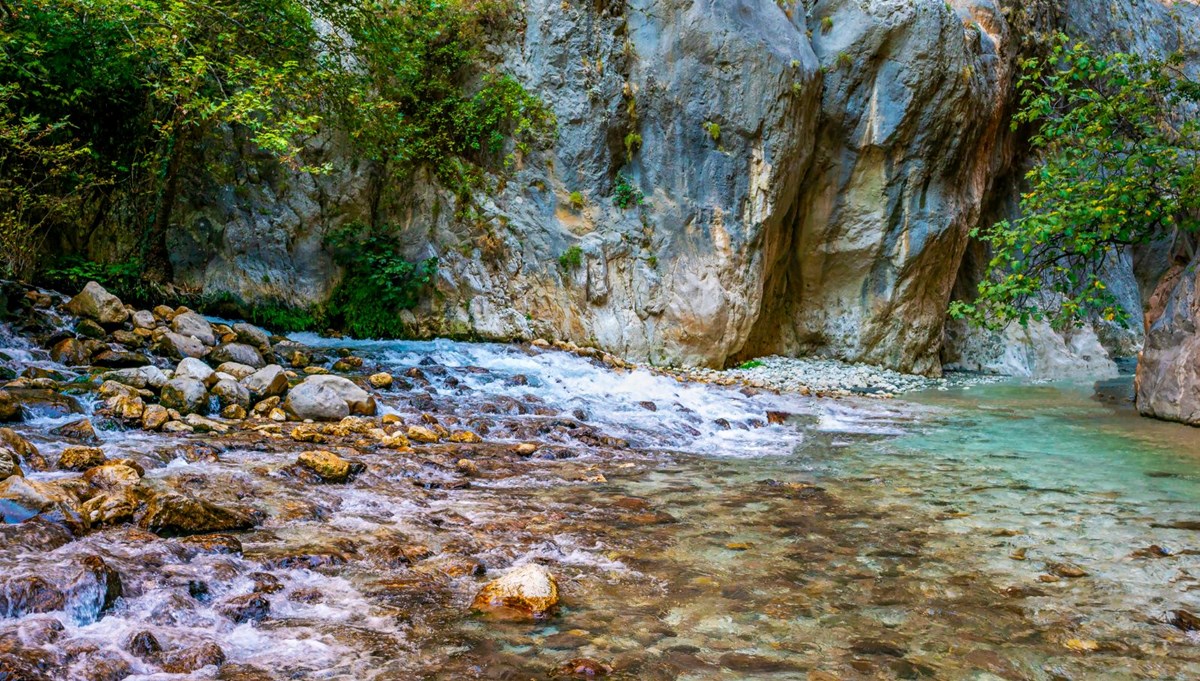 Muğla ile Antalya'yı ayıran Saklıkent Kanyonu ziyaretçilerini serinletiyor Muğla ile Antalya'yı ayıran Saklıkent Kanyonu ziyaretçilerini serinletiyor