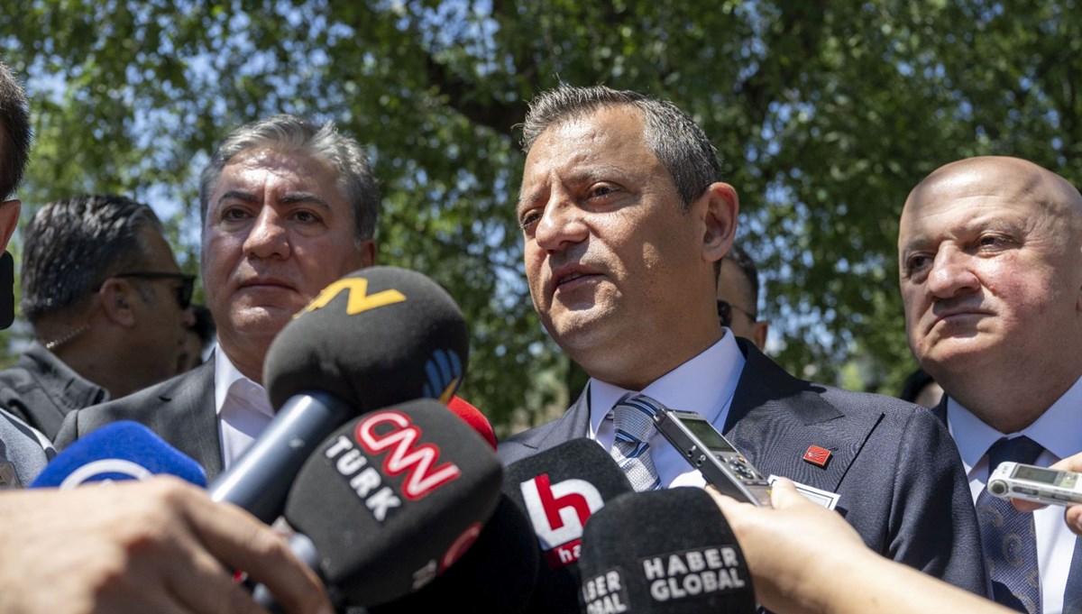 Neden “1,5 yıl sonra erken seçim” dedi? Özgür Özel: Erken seçim kararı alınmazsa Erdoğan tekrar aday olamaz Neden “1,5 yıl sonra erken seçim” dedi? Özgür Özel: Erken seçim kararı alınmazsa Erdoğan tekrar aday olamaz