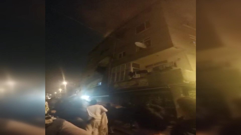 Zeytinburnu'nda ev yangını: Çatı katından atlayan 3 kişi ağır yaralı - 3