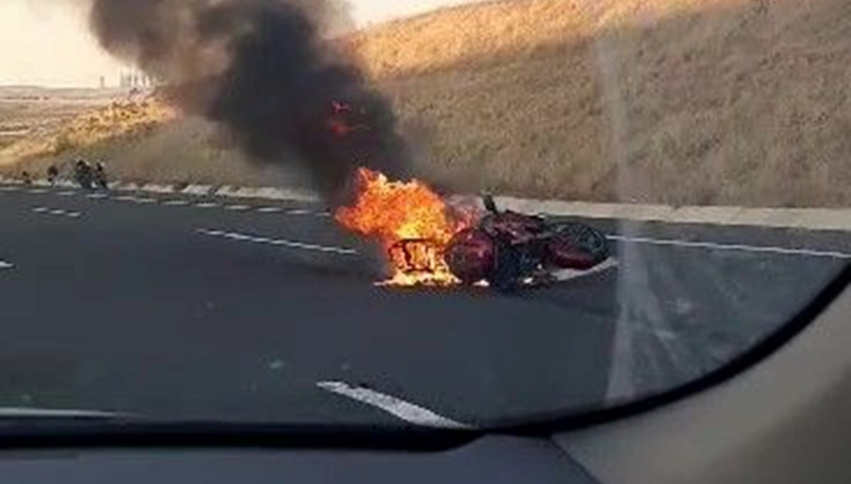 Otoyolda devrilen motosiklet alev aldı Otoyolda devrilen motosiklet alev aldı
