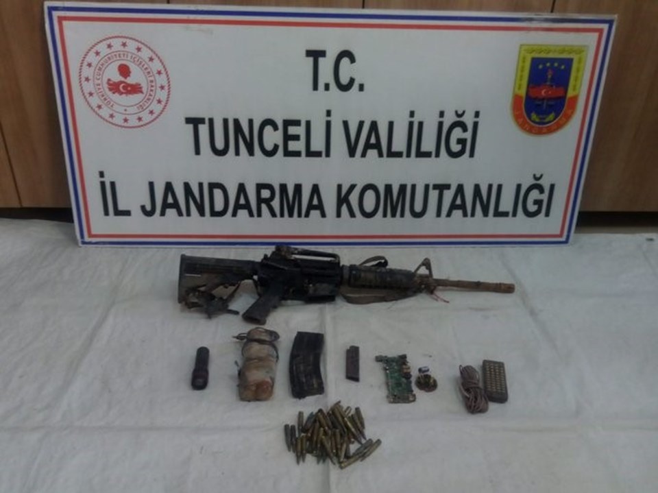 Tunceli'de teröristlerin toprağa gömülü silah ve mühimmatı bulundu - 1
