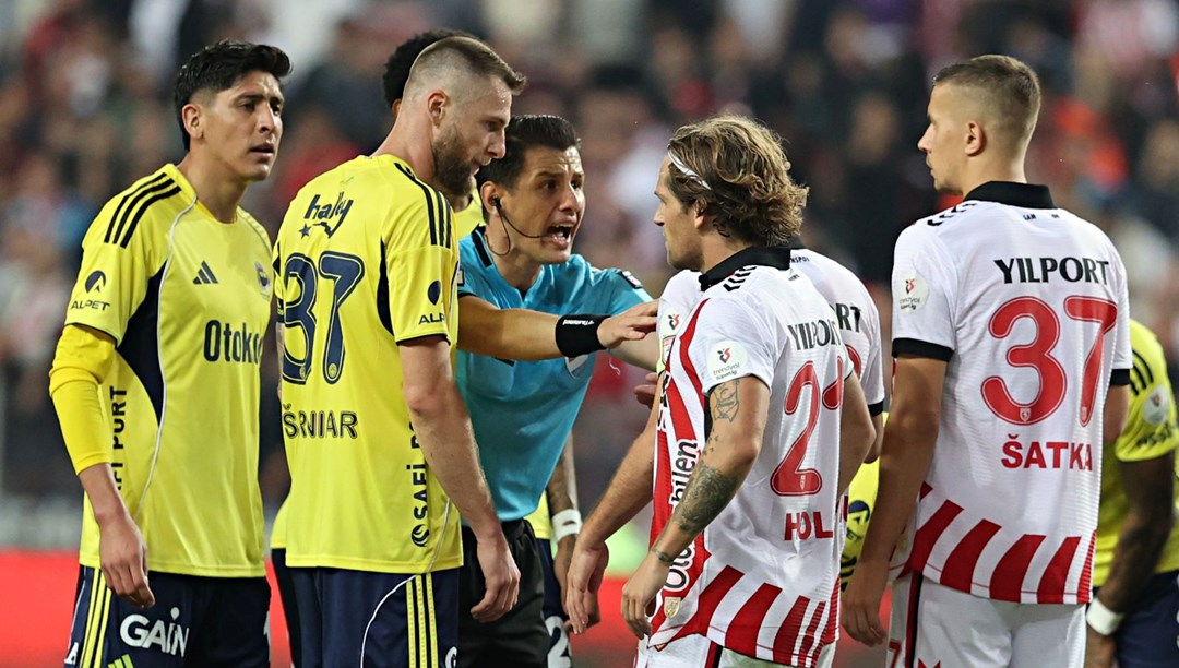 Samsunspor-Fenerbahçe maçının hakemi, devre arasında açıkladı: Golün iptal edilme nedeni belli oldu!