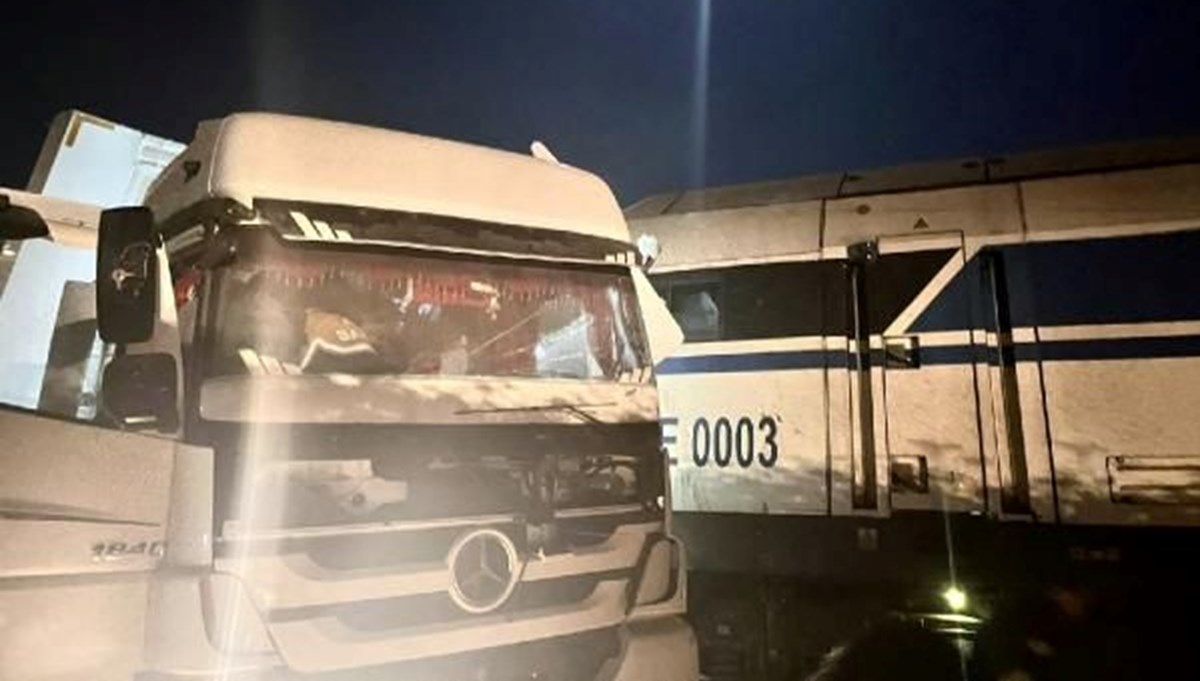 Yük treni hemzemin geçitte TIR’a çarptı: Sürücü yaralandı, 50 koyun öldü Yük treni hemzemin geçitte TIR’a çarptı: Sürücü yaralandı, 50 koyun öldü