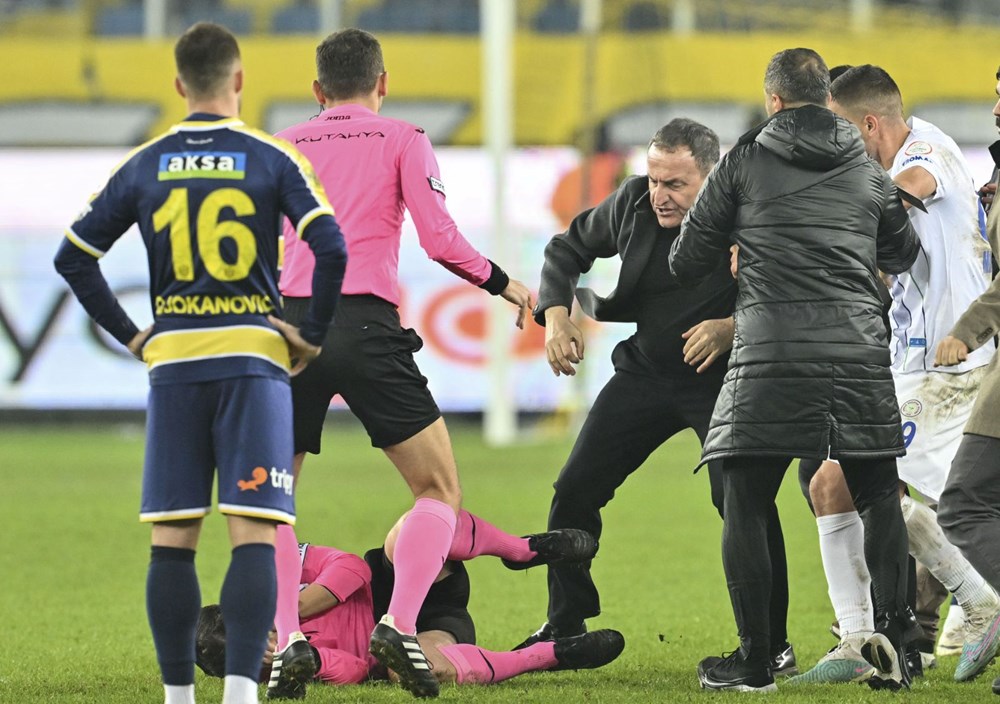 MKE Ankaragücü Kulübü Başkanı Faruk Koca hakem Halil Umut Meler'e yumruk attı - 4