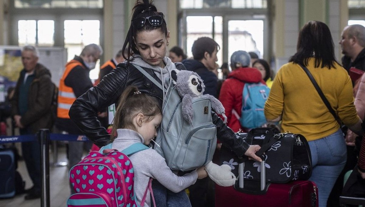 BM: Ukrayna'da en az bin 626 sivil öldü, 4 milyon 382 bin 316 kişi komşu ülkelere geçti BM: Ukrayna'da en az bin 626 sivil öldü, 4 milyon 382 bin 316 kişi komşu ülkelere geçti