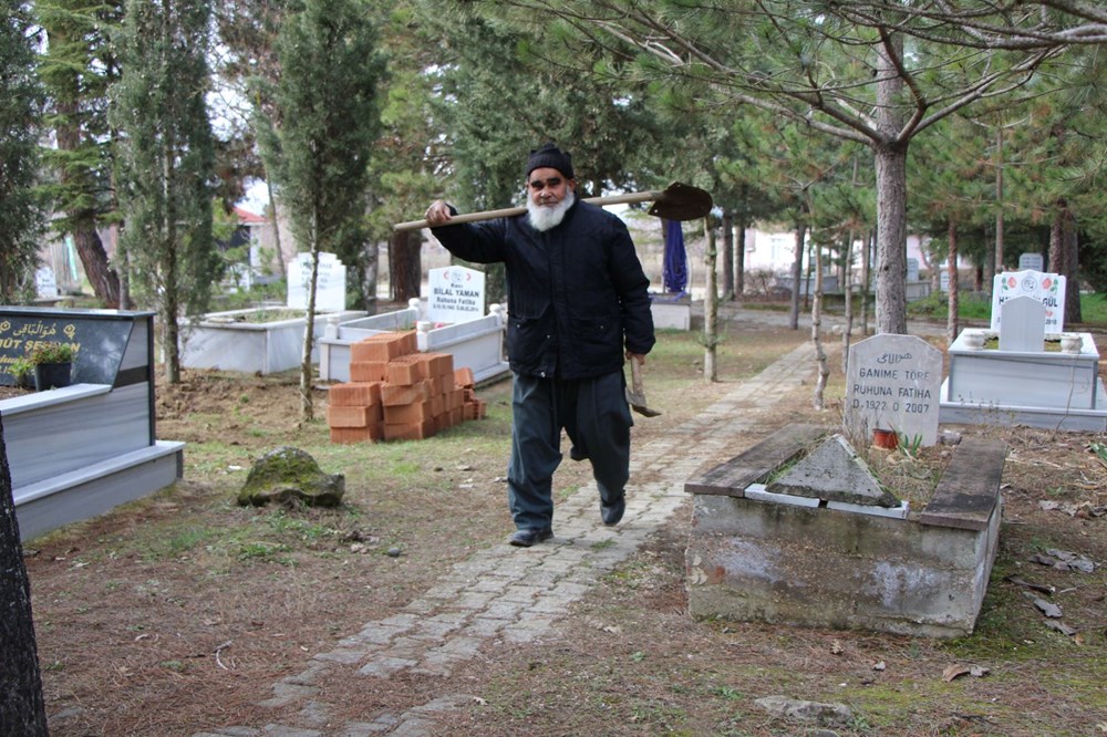 78 yaşındaki adam ölmeden kazdığı mezarına geceleri girip yatıyor - 2