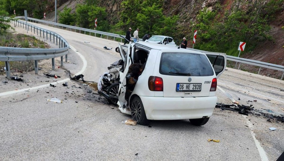 Kafa kafaya çarpışan araçlar hurdaya döndü: 3 ölü Kafa kafaya çarpışan araçlar hurdaya döndü: 3 ölü