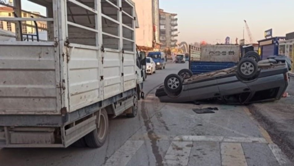 Kamyonete çarparak ters dönen aracını bırakıp kaçtı