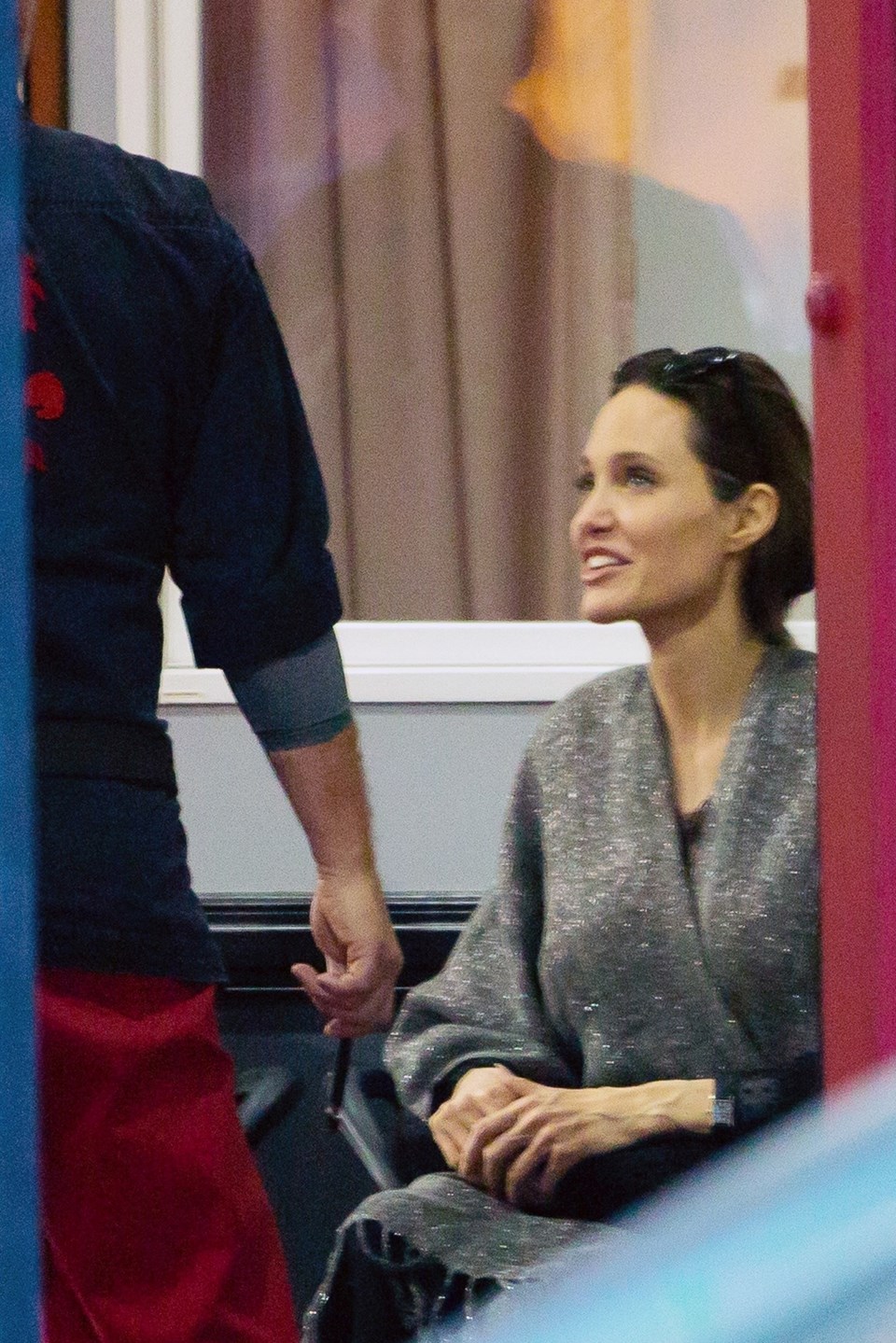 Gururlu anne Angelina Jolie kızının karate dersinde - 3