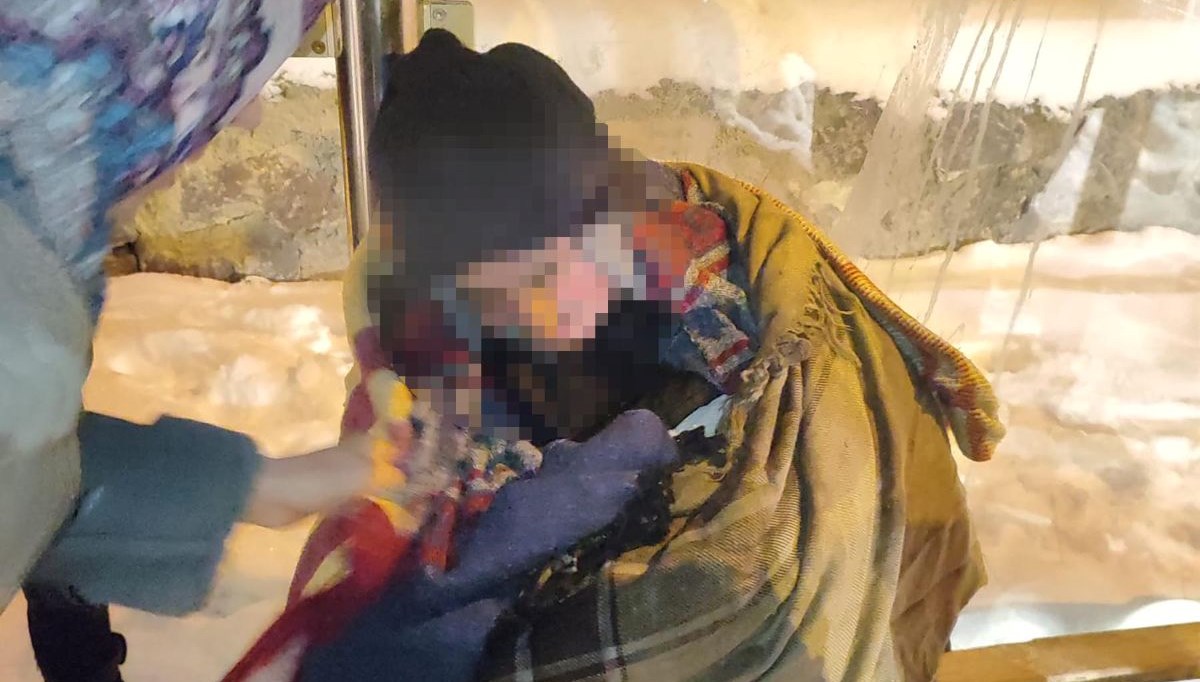 Uzun süre kimse fark etmedi, otobüs durağında donmak üzereyken bulundu Uzun süre kimse fark etmedi, otobüs durağında donmak üzereyken bulundu