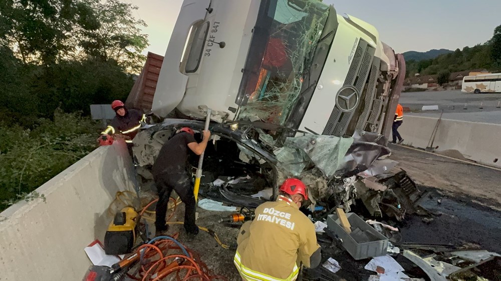 Önce otobüs ve otomobile çarptı, sonra başka bir otomobilin üzerine devrildi: TIR kazasında 1 kişi yaralandı - 10