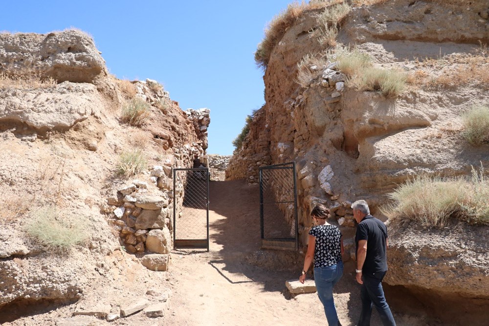 Niğde'deki höyük kazısında Pers dönemine ait alçı surlar bulundu - 1