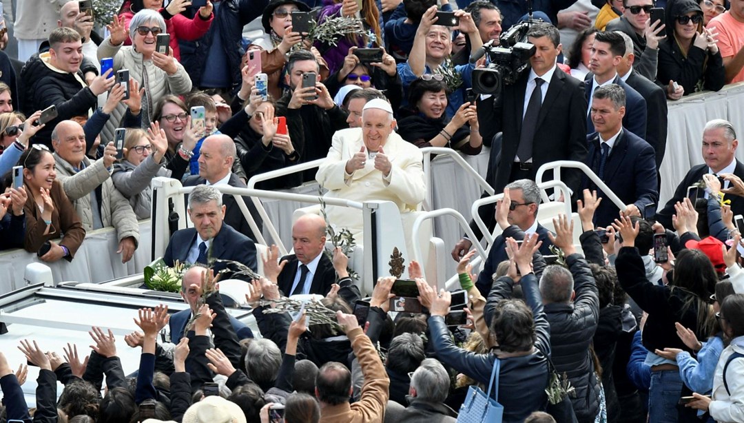 Papa taburcu olduktan sonra quot Palmiye Pazarı quot ayinine katıldı
