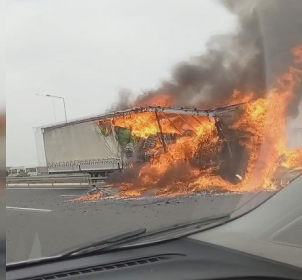 TIR'a çarpan otomobil alev alev yandı: Sürücü hayatını kaybetti - 1