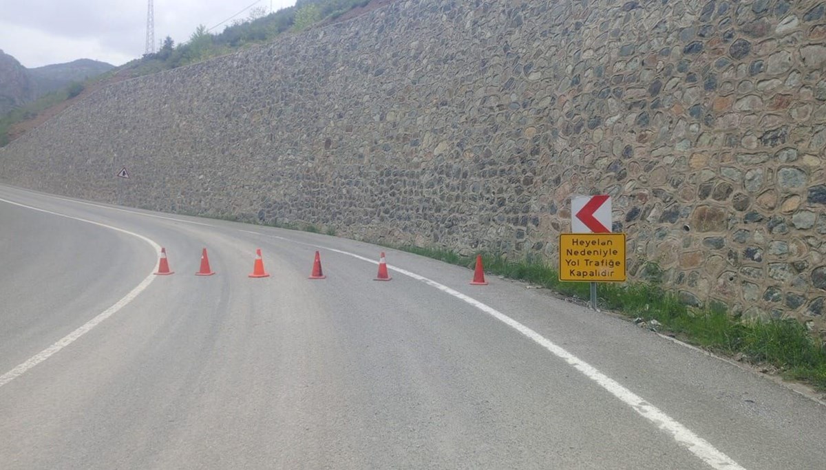 Gümüşhane'de heyelan: Yol ulaşıma kapandı Gümüşhane'de heyelan: Yol ulaşıma kapandı