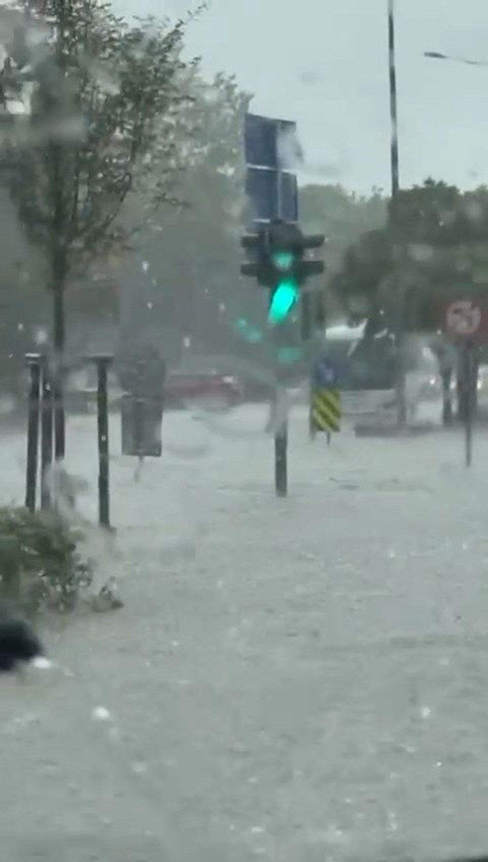 İstanbul'un Anadolu Yakası'nı sağanak vurdu: Yollar göle döndü, İETT otobüsünü su bastı - 2