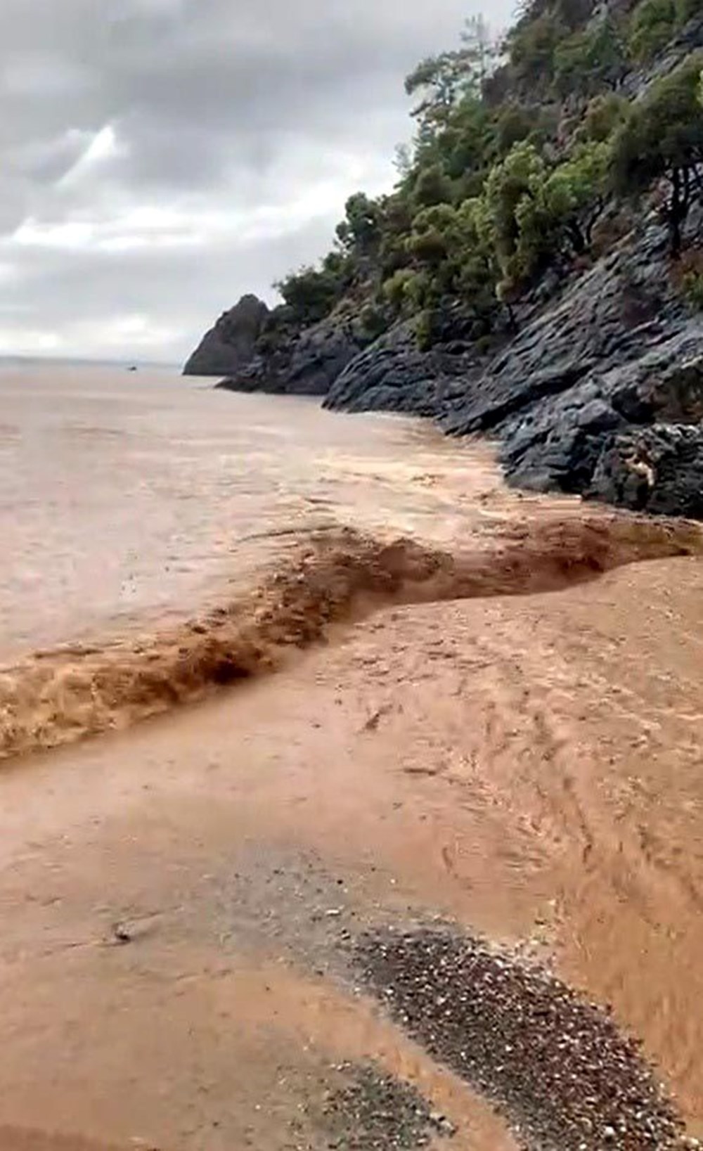 Dünyaca ünlü koyda korku dolu anlar | Ortaca’da sel suları aniden geldi, karavanlar sürüklendi - 5