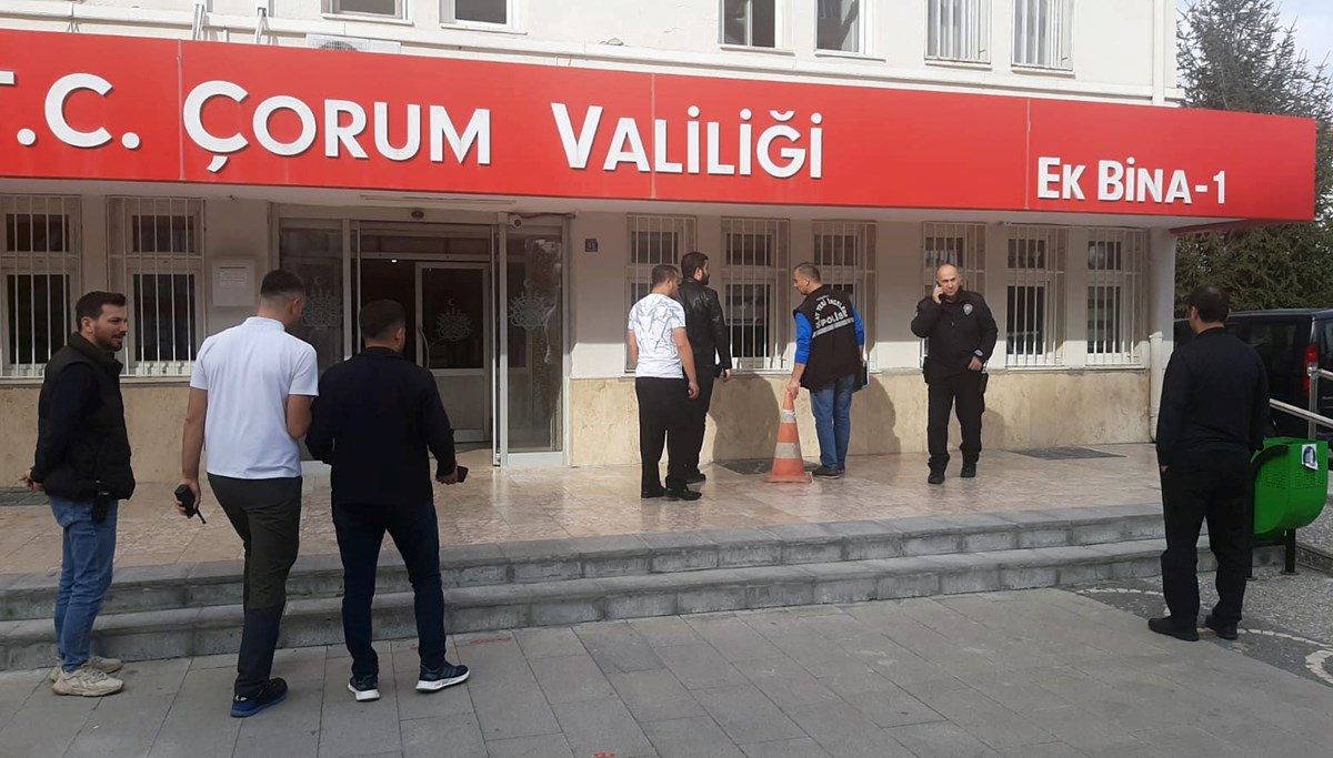 Çorum'da valilik binası önünde silah sesleri