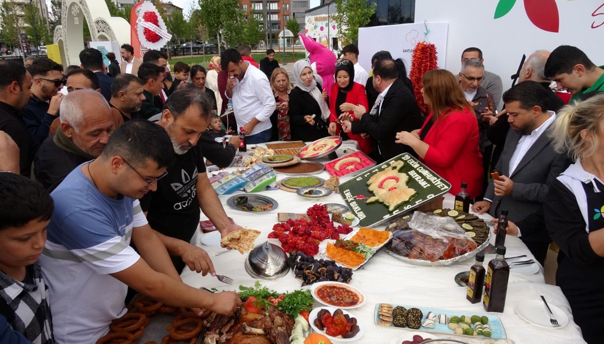 Bedava dağıtıldı, 10 dakikada tükendi: Adeta birbirleriyle yarıştılar