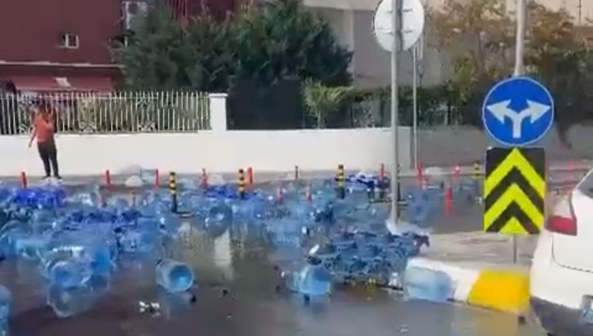 Damacana yüklü TIR'ın dorsesi açıldı, 2 kişi altında kalmaktan son anda kurtuldu