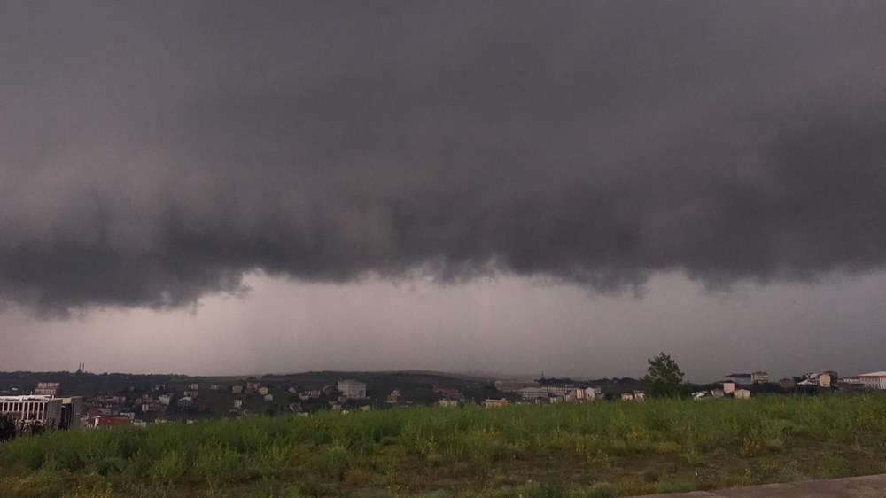 İstanbul'da şiddetli yağış: Yollar göle döndü, boğaza çamurlu su aktı - 13