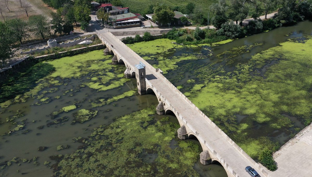 Tunca Nehri’nde debi düştü, çöpler ortaya çıktı