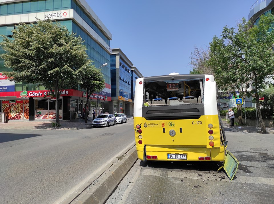 Ümraniye'de kamyonla özel halk otobüsü çarpıştı - 1