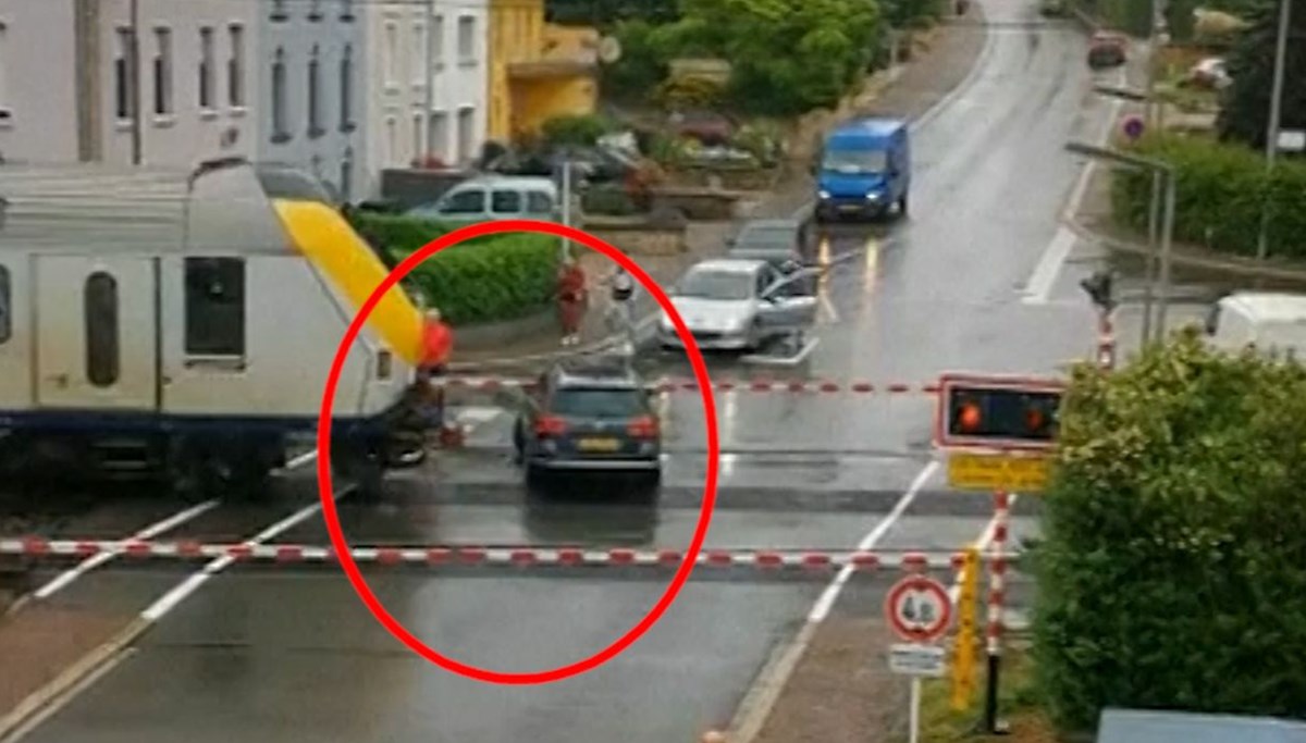 Trenin altında kalmaktan son anda kurtuldu