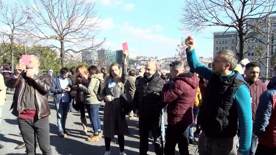 Onur Air çalışanlarından 'kırmızı kart'lı protesto - 1