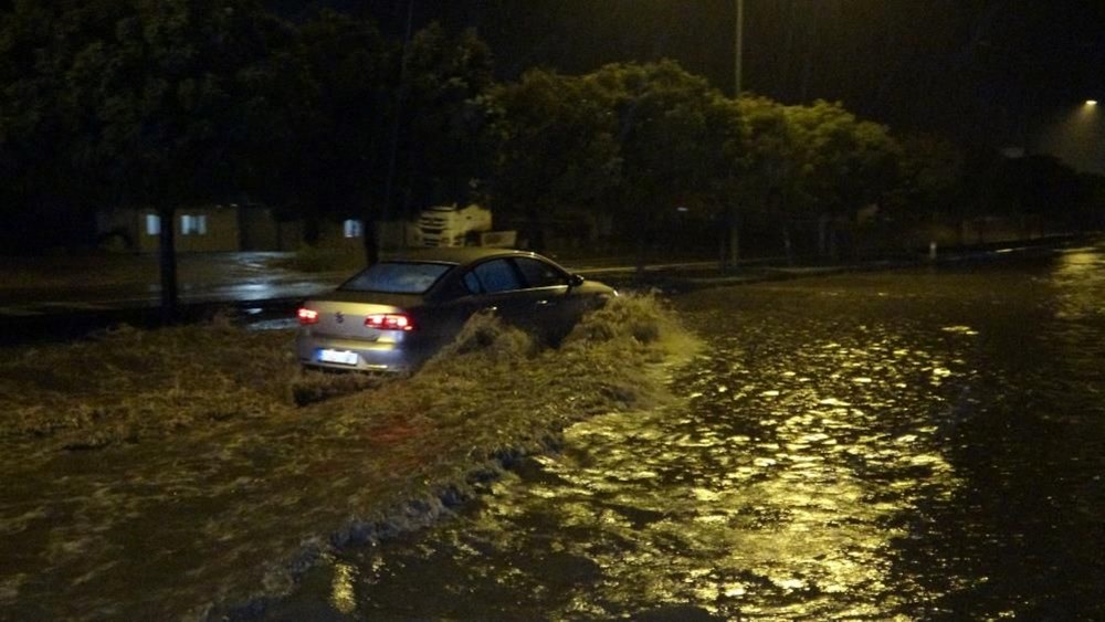 Adıyaman’da şiddetli yağış: Cadde ve sokaklar göle döndü - 1