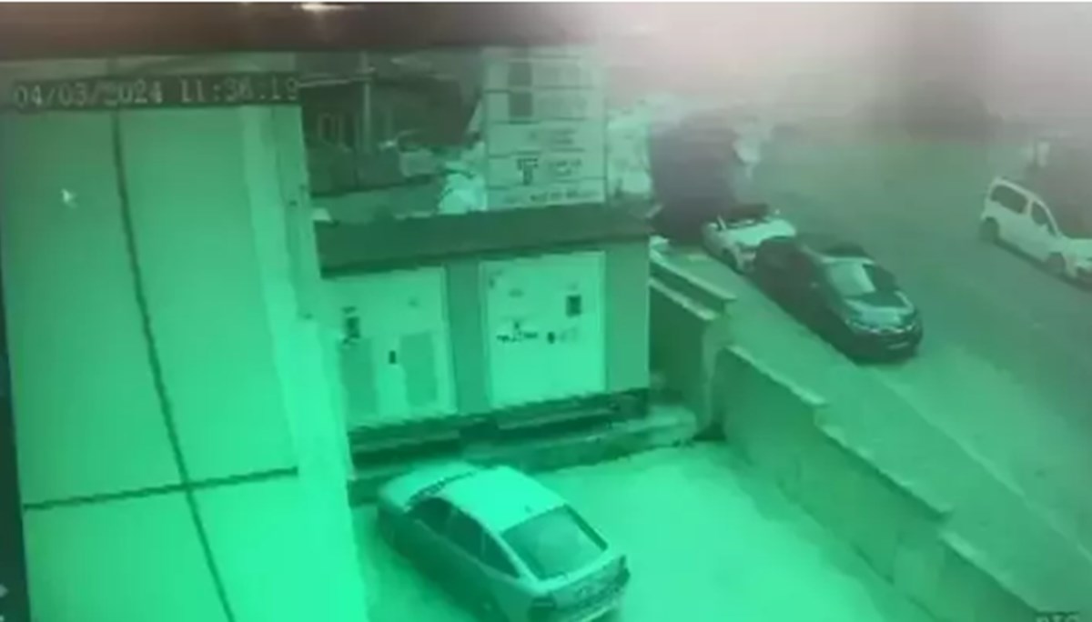 İstanbul'da virajı alamayan kamyon 2 otomobili ezdi İstanbul'da virajı alamayan kamyon 2 otomobili ezdi