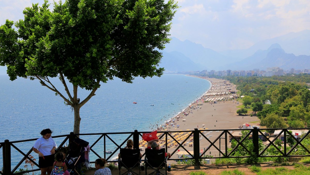 Antalya 12 saat içinde 4 mevsimi yaşadı! Ani hava değişiminin şaşkınlığını yaşadılar