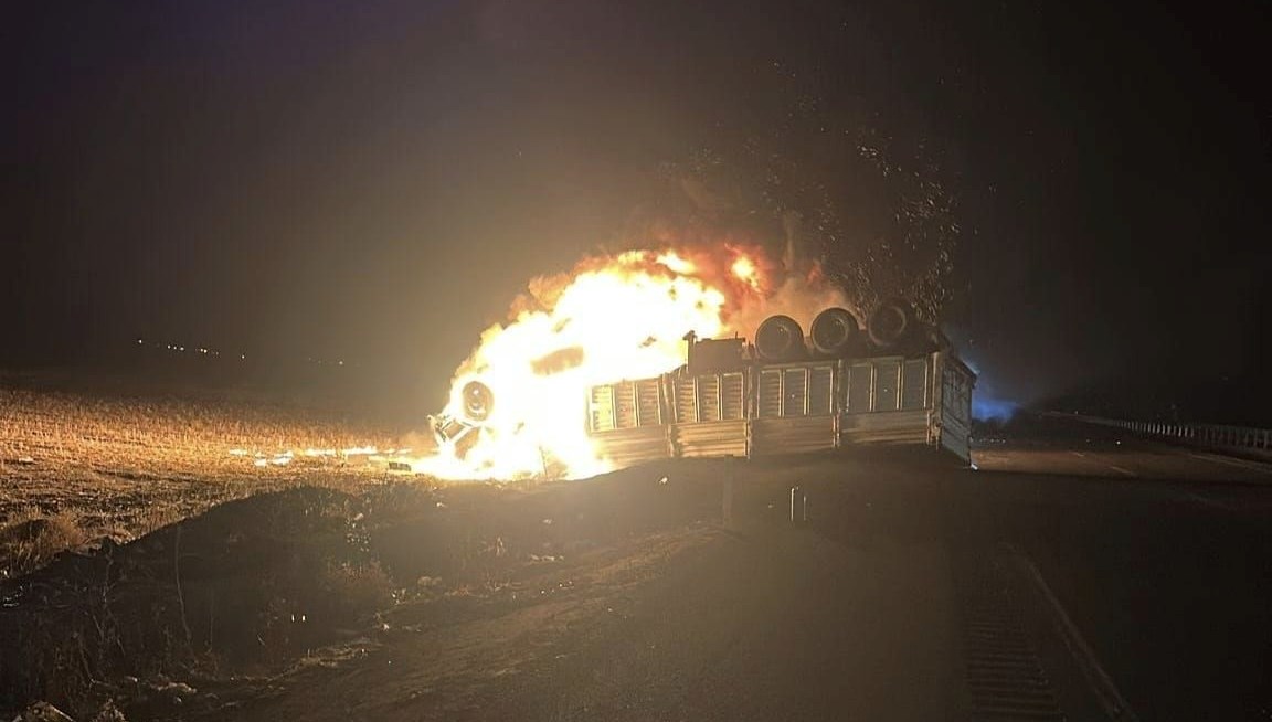 Devrilen TIR alev aldı: Sürücü feci şekilde can verdi
