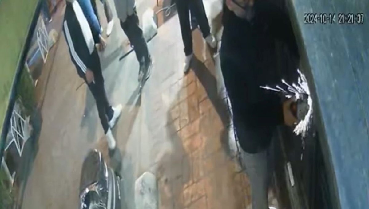 Taksim'de gece kulübüne çöktüler! Spiral makinesiyle kilidi kırıp içeri girdiler Taksim'de gece kulübüne çöktüler! Spiral makinesiyle kilidi kırıp içeri girdiler