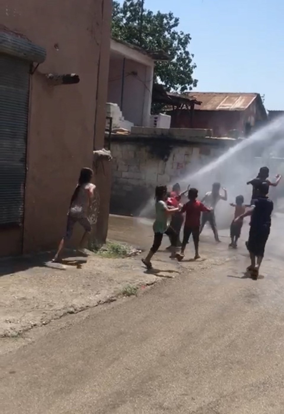 Adana'da sıcaklık bunalttı: Çözümü 'arazöz' ile buldular - 1