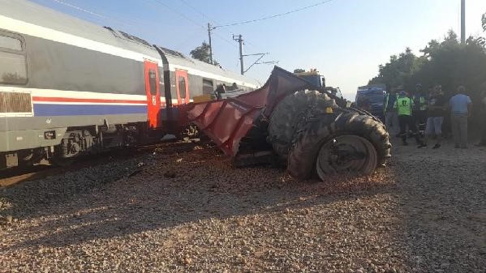 İzmir'de yolcu treni, traktöre çarptı: 4 yaralı - 1