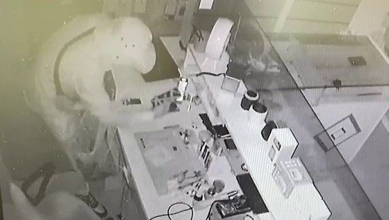 Hırsızı şapkası yakalattı