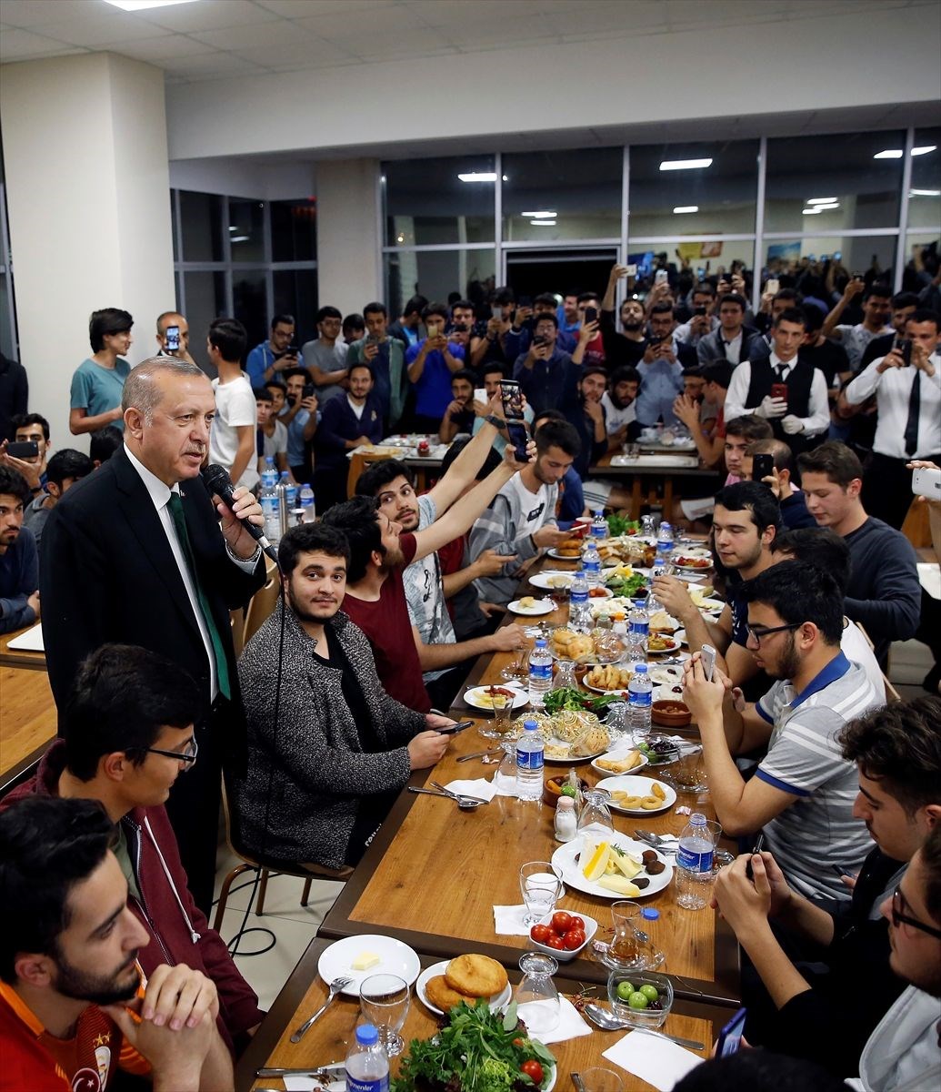 cumhurbaskani erdogan dan ogrenci yurduna surpriz ziyaret son dakika turkiye haberleri ntv haber