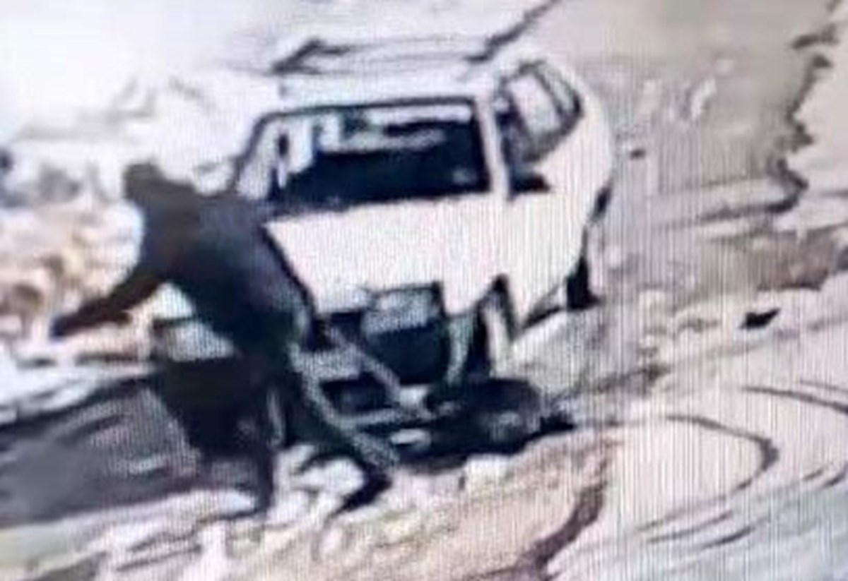 Arabayla çarptığı adamı dakikalarca sopayla dövüp araca bindirdi. Arabayla çarptığı adamı dakikalarca sopayla dövüp araca bindirdi.