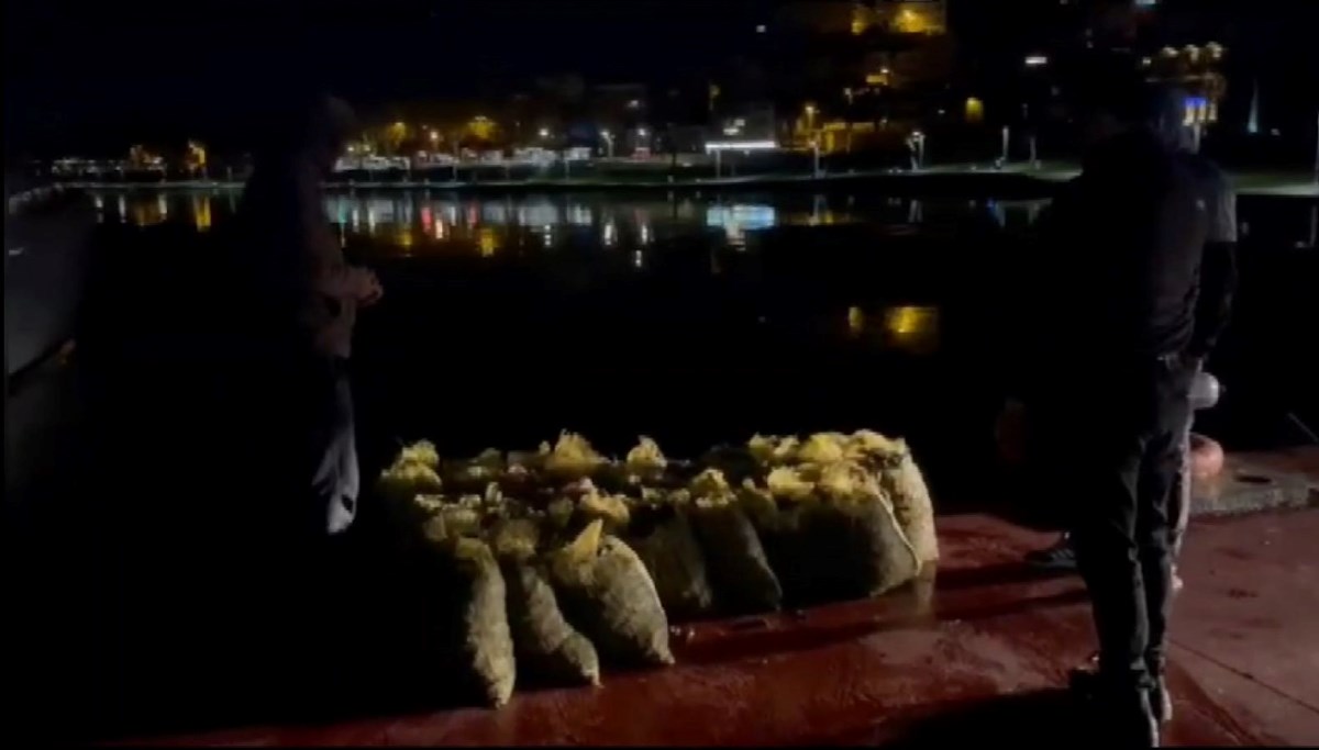 Sarıyer'de kaçak avlanan 1.5 ton midye denize döküldü Sarıyer'de kaçak avlanan 1.5 ton midye denize döküldü