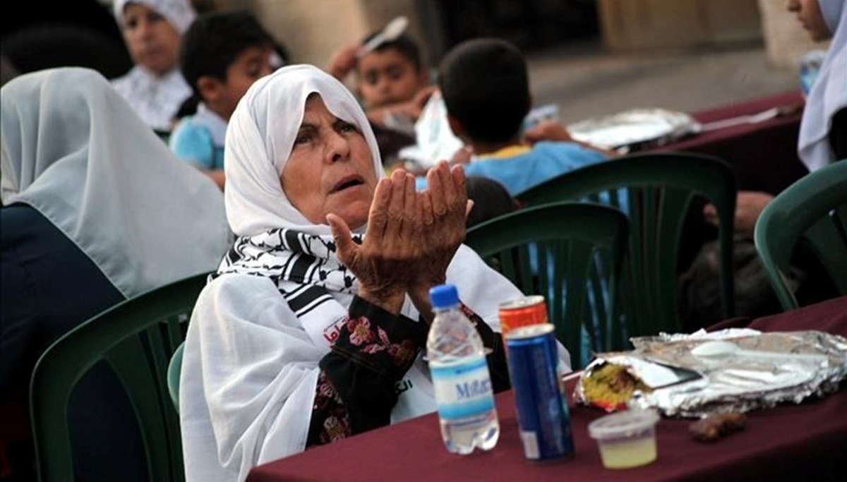 Mevlid Kandili'nde oruç tutulur mu? (Diyanet'e göre Mevlid Kandili'nde yapılması gerekenler) Mevlid Kandili'nde oruç tutulur mu? (Diyanet'e göre Mevlid Kandili'nde yapılması gerekenler)
